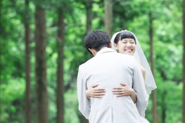 Parkta poz veren Asyalı gelin ve damat 