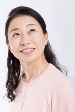 Asyalı son sınıf öğrencisi gülümsüyor. 