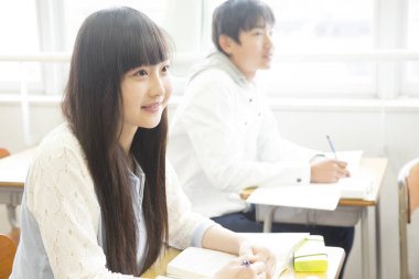 Sınıfta okuyan genç öğrenciler.