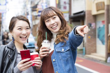 Parmakla işaret eden bir arkadaşı olan genç kadın. 