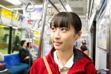 Yeraltındaki genç Asyalı kadın.