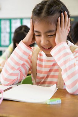 Sınıftaki derste asyalı kız hayal kırıklığına uğradı. 