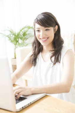 dizüstü bilgisayar kullanan genç Asyalı kadın 