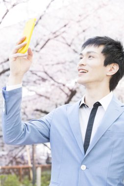 Dışarıda cep telefonu olan bir adam.