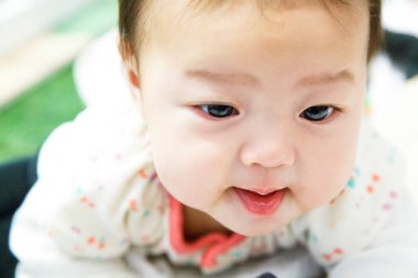 Yumuşak battaniyede sürünen tatlı bebek