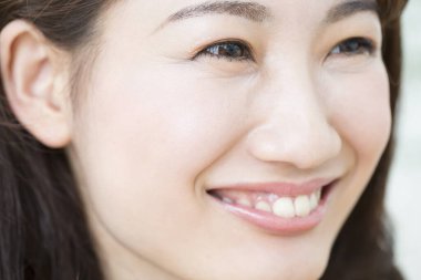 Gülümseyen güzel bir kadının portresi 