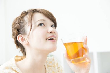 genç kadın evde çay içme