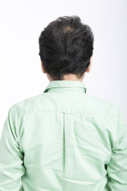 Beyaz arka plandaki yaşlı adamın arka planı, arka plan