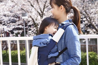 Açık havada annesi olan sevimli Japon çocuğunun portresi.