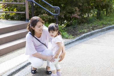 Anne ve küçük kızı parkta yürüyüş