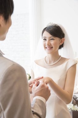 Düğün töreninde mutlu Japon gelin ve damat