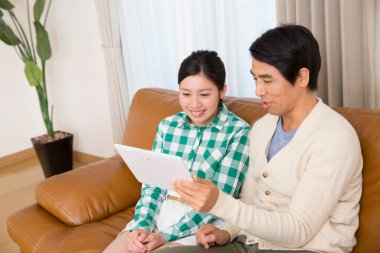 genç bir çift dijital tablet kullanma