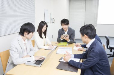 Ofiste çalışan iş adamları. Sabah toplantısı konsepti