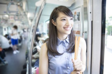 Trendeki mutlu Asyalı kadın.