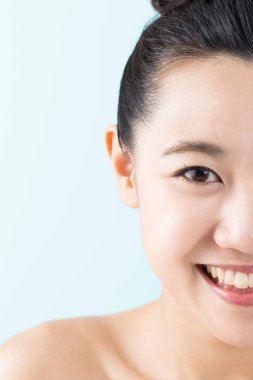 genç bir kadın yüzü portresi 