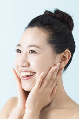 Mükemmel ciltli güzel bir Japon kadının portresi.