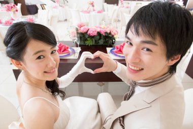 Düğün töreninde mutlu Japon gelin ve damat