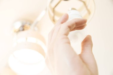 Yakın çekim, elinde lamba tutan kadın.