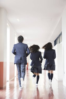 Okul koridorunda koşan öğrencilerin fotoğrafı