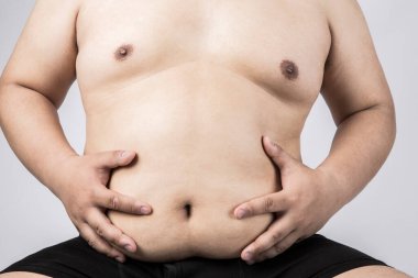 Koca göbekli şişman bir adam. Şişman adam. Stüdyo resmi