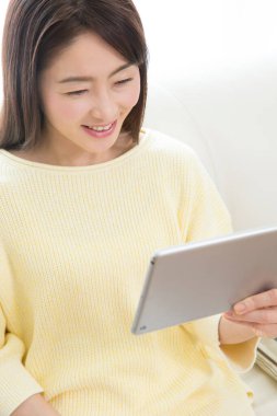 genç kadın dijital tablet kullanma