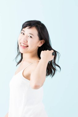 gülümseyen genç Asyalı bir kadın portresi