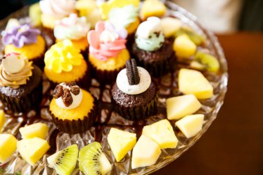 Tatlı ve renkli tatlılar ve tabakta meyveler...