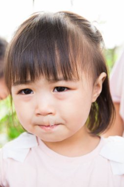 Açık havada düşünceli bir yüzü olan genç kız.
