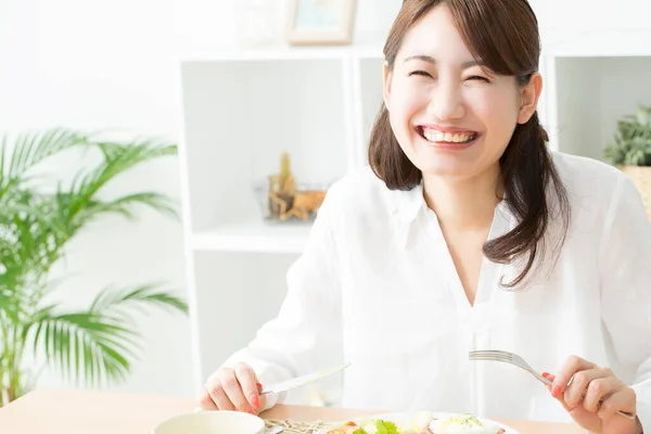 Hermosa Mujer Asiática Comiendo Deliciosa Comida —  Fotos de Stock