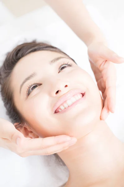Joven Hermosa Japonesa Mujer Disfrutando Facial Masaje Spa Centro —  Fotos de Stock