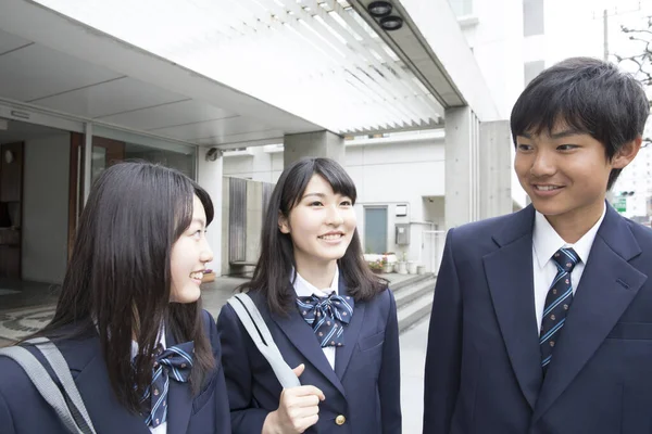 Retrato Estudiantes Japoneses Sonrientes Con Bolsas —  Fotos de Stock