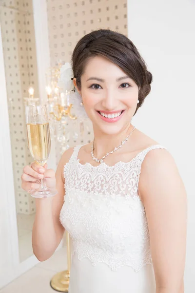Portré Gyönyörű Vidám Fiatal Menyasszony Elegáns Esküvői Ruha Kezében Pohár — Stock Fotó