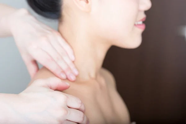 美丽的日本女人在美容院接受针灸治疗 — 图库照片