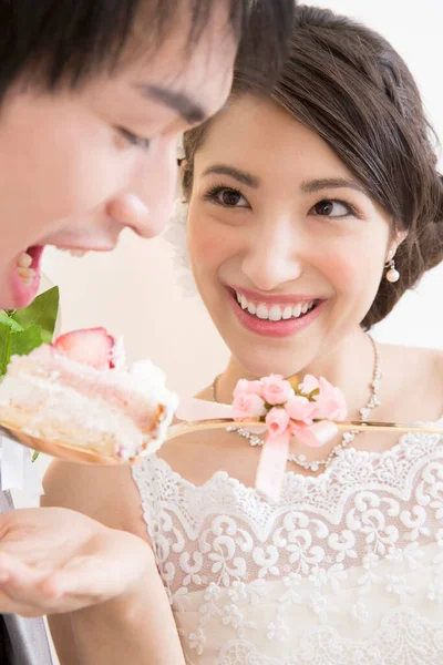 Vacker Glad Ung Brud Utfodring Vacker Brudgum Med Bröllopstårta — Stockfoto