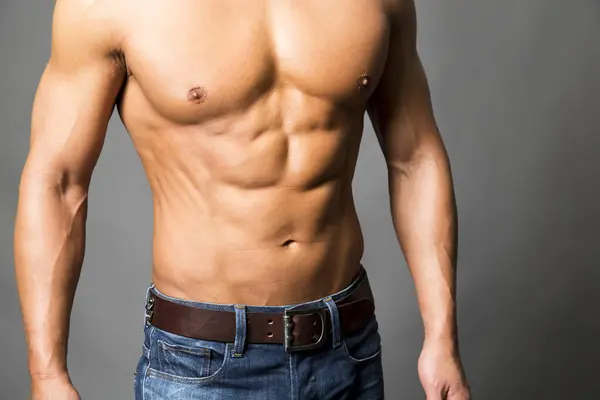 Porträt Eines Mannes Mit Muskulösem Körper Und Ohne Hemd — Stockfoto