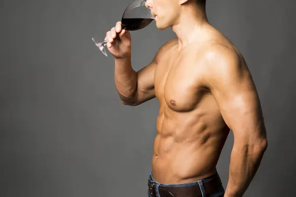 Porträt Eines Mannes Mit Muskulösem Körper Der Ein Glas Wein — Stockfoto
