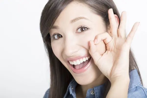 Piękna Japońska Kobieta Pokazuje Gest Białym Tle — Zdjęcie stockowe