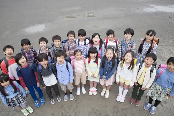 一群日本孩子站在校园里 — 图库照片