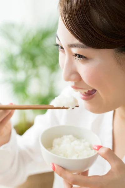 Asyalı Kadın Evde Çubuklarla Yemek Yiyor — Stok fotoğraf