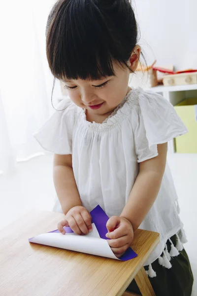 Милая Маленькая Японская Девочка Играет Гостиной — стоковое фото