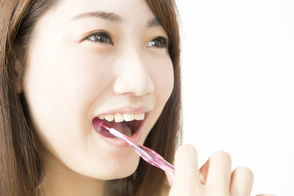 Junge Asiatische Frau Beim Zähneputzen Nahaufnahme — Stockfoto