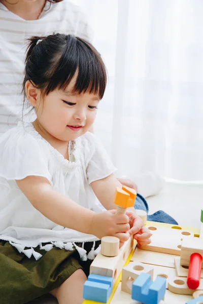 Nahaufnahme Schuss Von Niedlichen Japanischen Mädchen Spielen Mit Spielzeug Hause — Stockfoto
