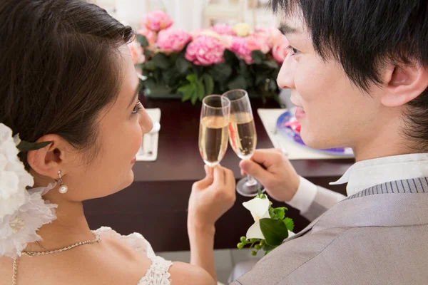 美しい幸せな若い結婚式のカップルは シャンパンのグラスを保持しています — ストック写真