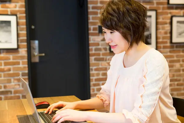 Young Asian Woman Working Laptop Office — Stock Photo, Image