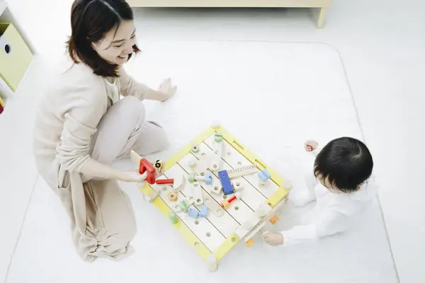 Menina Asiática Bonito Jogando Com Mãe Casa — Fotografia de Stock