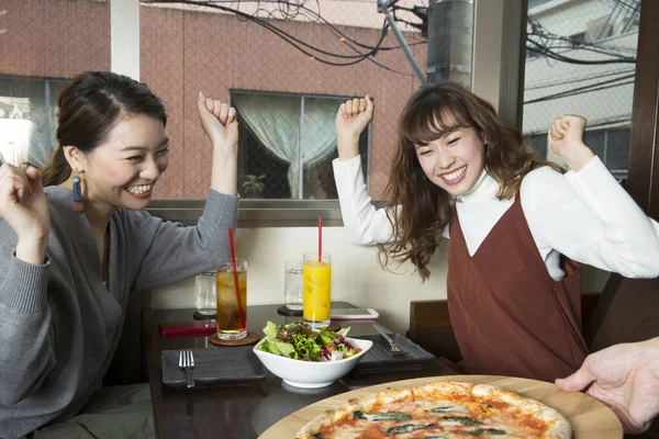 Usmívající Japonské Ženy Jíst Kavárně — Stock fotografie