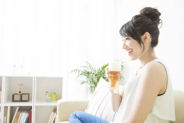 Genç Japon Kadın Elinde Bira Tutuyor — Stok fotoğraf