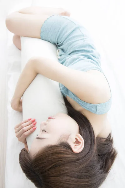 Junge Asiatische Frau Schläft Mit Weißen Kissen — Stockfoto