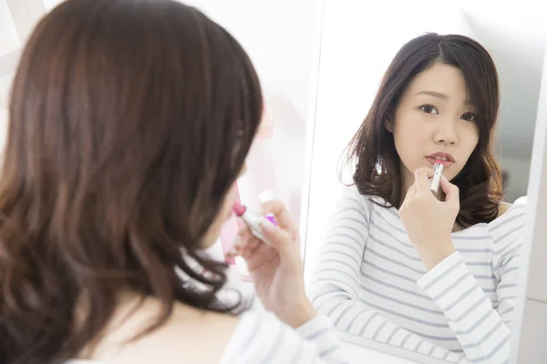 Bela Mulher Asiática Aplicando Batom Frente Espelho — Fotografia de Stock
