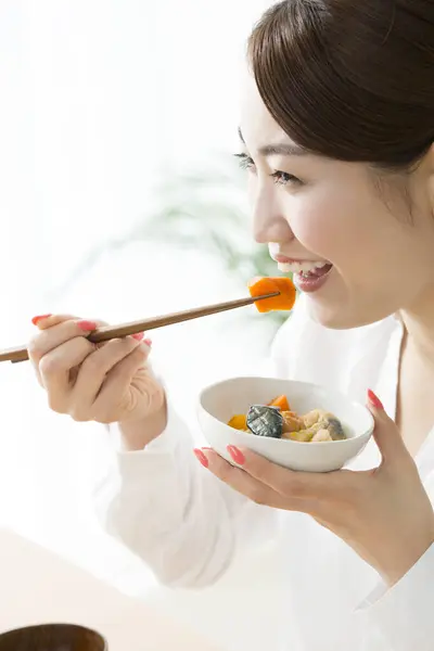 Jong Japans Vrouw Eten Met Eetstokjes — Stockfoto